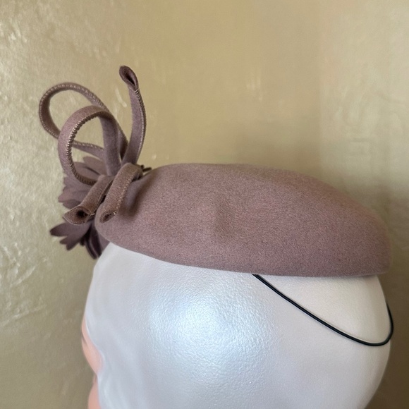 ELABORATE 1940s\' TAUPE TILT FELT HAT WITH FELT \